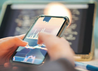 Trader che controlla un sistema chiaro per il prelievo e lo spostamento del denaro