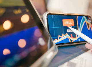 Operatore che opera su più mercati mentre esamina le opzioni su Bitcoin, Ethereum e forex